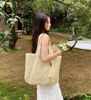 Fashion Straw Shoulder Bag with Mahogany Pendant